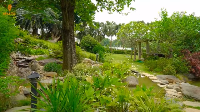 Được trang bị hệ thống smarthome, nhiều công việc trong biệt thự được làm tự động như thay nước cho hồ cá Koi, đóng rèm cửa, hệ thống thống âm thanh - ánh sáng ở trong nhà và ngoài vườn. Ảnh chụp màn hình