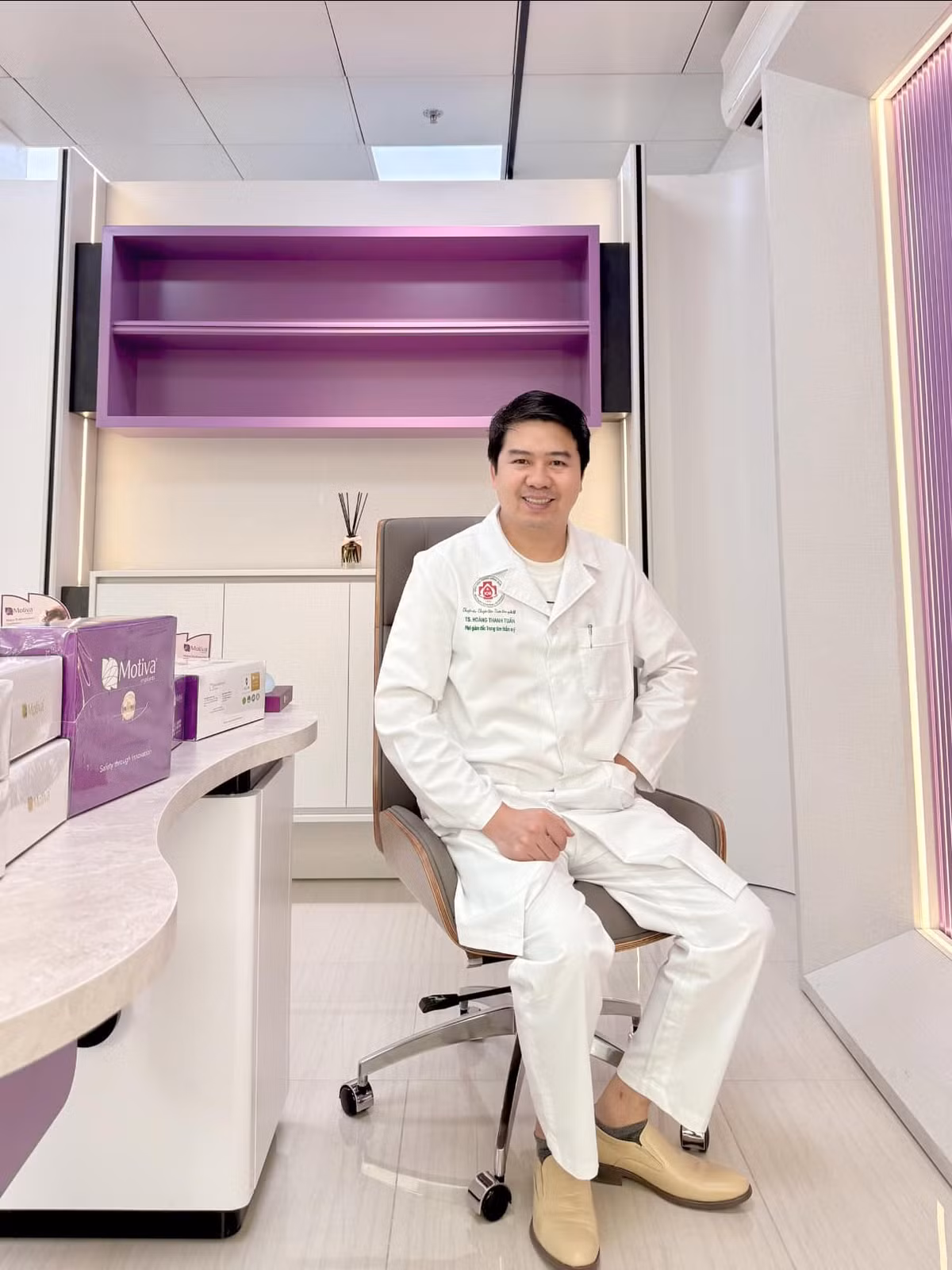 Ông từng là Phó Giám đốc Trung tâm tạo hình thẩm mỹ, chủ nhiệm khoa Phẫu thuật tạo hình thẩm mỹ &amp; tái tạo - Bệnh viện Bỏng Quốc gia Lê Hữu Trác. Ảnh: FB Hoàng Thanh Tuấn