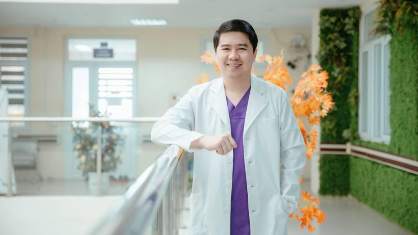 Bác sĩ Hoàng Thanh Tuấn, sinh năm 1983 có học vị Tiến sĩ y khoa, hiện là Phó Giám đốc Trung tâm thẩm mỹ - Bệnh viện Trung ương quân đội 108. Ảnh: Baophapluat