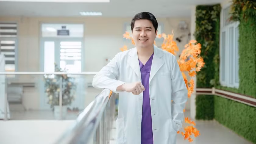 Bác sĩ Hoàng Thanh Tuấn, sinh năm 1983 có học vị Tiến sĩ y khoa, hiện là Phó Giám đốc Trung tâm thẩm mỹ - Bệnh viện Trung ương quân đội 108. Ảnh: Baophapluat