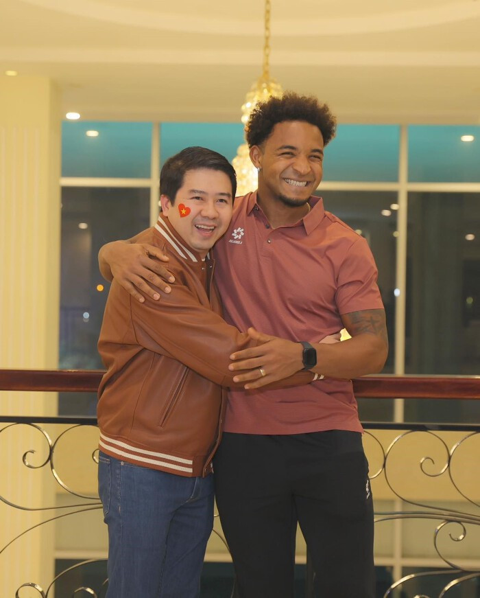 Đặc biệt, ngay sau rời trận đấu về khách sạn, tiền đạo Xuân Sơn nhận được "thưởng nóng” 100 triệu đồng từ một người hâm mộ. Người hâm mộ đó là bác sĩ Hoàng Thanh Tuấn, vốn được mệnh danh là “Bàn tay vàng trong làng thẩm mỹ”. Ảnh: FB Hoàng Thanh Tuấn