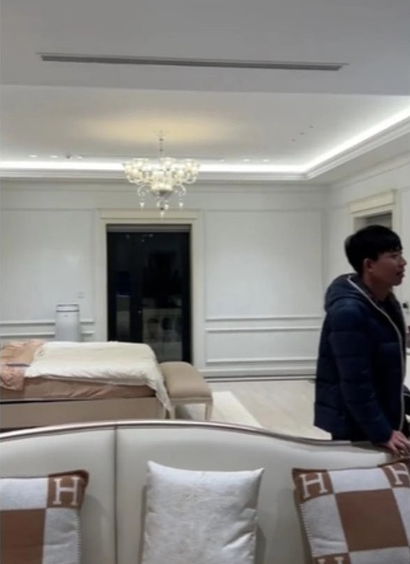 Phòng của Á hậu Huyền My rộng rãi, sử dụng gam màu trắng chủ đạo. Ảnh: Tiktok Rossoneri184