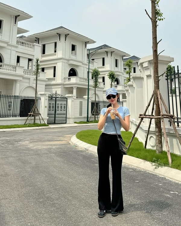 Để thuận tiện cho công việc, từ giữa năm 2024, Á hậu Huyền My đã chuyển đến sinh sống tại căn biệt thự xa hoa ở TP HCM. Ảnh: FBNV