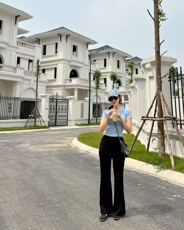 Để thuận tiện cho công việc, từ giữa năm 2024, Á hậu Huyền My đã chuyển đến sinh sống tại căn biệt thự xa hoa ở TP HCM. Ảnh: FBNV