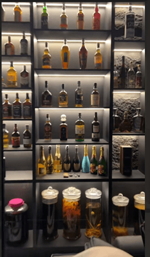 Phòng khách tại tầng 1 gây ấn tượng với tủ rượu "khổng lồ". Ảnh: Tiktok Rossoneri184 Ảnh: Tiktok Rossoneri184