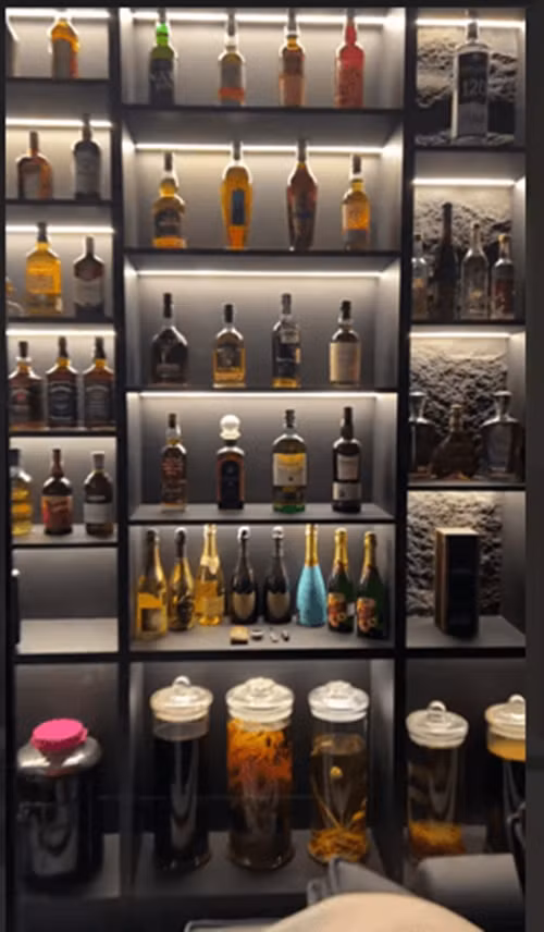 Phòng khách tại tầng 1 gây ấn tượng với tủ rượu "khổng lồ". Ảnh: Tiktok Rossoneri184 Ảnh: Tiktok Rossoneri184