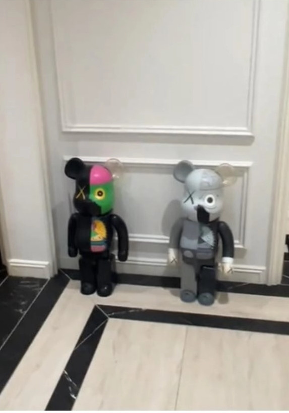 Căn phòng gây ấn tượng với 2 em gấu Bearbrick đắt đỏ được đặt ở ngay cửa ra vào. Ảnh: Tiktok Rossoneri184