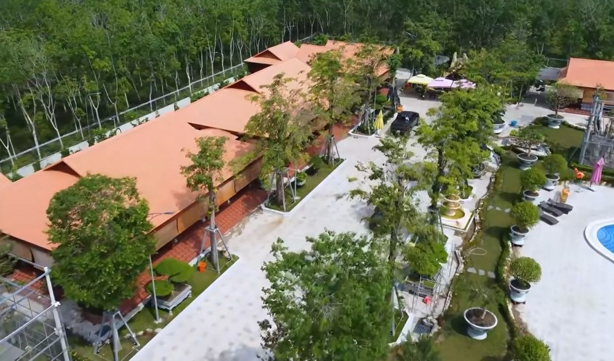 Kênh Youtube NhaTo từng gây sốt khi giới thiệu căn biệt phủ rộng 15ha với bộ sưu tập gỗ quý, lớn nhất và độc nhất Việt Nam tại Bình Dương. Ảnh: chụp màn hình NhaTo