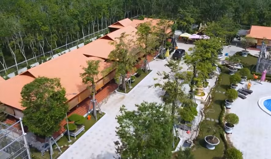 Kênh Youtube NhaTo từng gây sốt khi giới thiệu căn biệt phủ rộng 15ha với bộ sưu tập gỗ quý, lớn nhất và độc nhất Việt Nam tại Bình Dương. Ảnh: chụp màn hình NhaTo