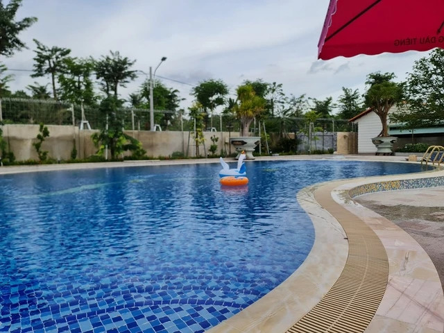 Giữa sân là bể bơi lớn với không gian rộng rãi, có thể mở tiệc ngoài trời. Ảnh: chụp màn hình NhaTo