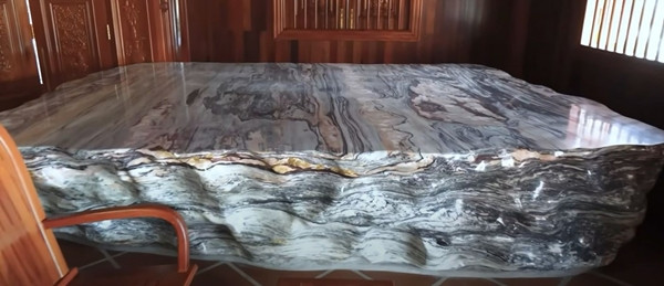 Trong nhà còn có sập bằng đá Lục Yên nguyên tấm. Ảnh: chụp màn hình NhaTo