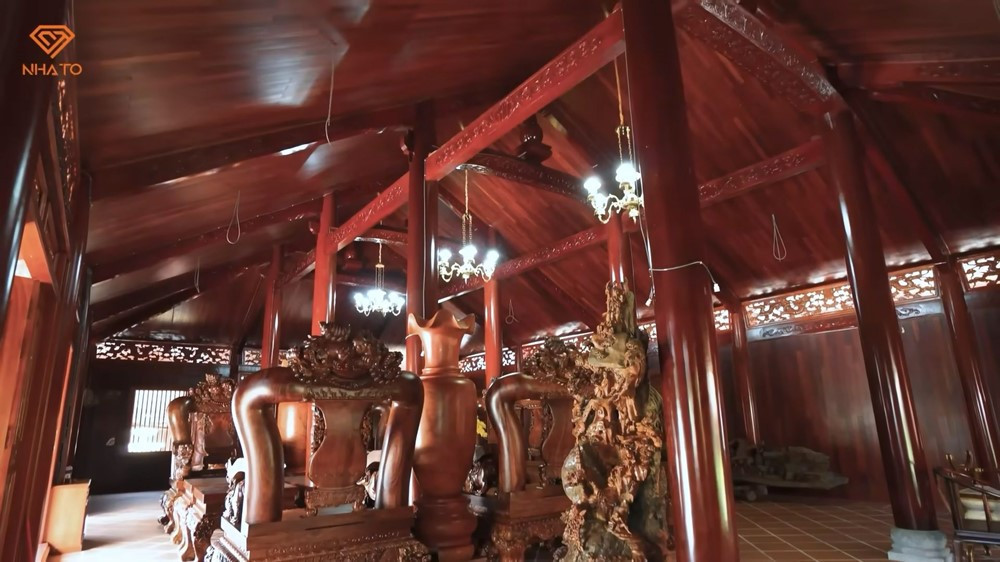 Biệt thự mang phong cách đặc trưng Nam Bộ gồm 3 gian, 2 chái. Bên ngoài căn nhà không có gì đặc biệt nhưng bên trong khiến nhiều người ngỡ ngàng bởi bộ sưu tập nội thất gỗ đồ sộ. Ảnh: chụp màn hình NhaTo
