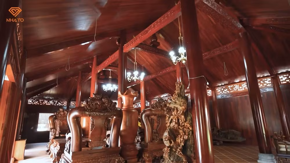 Biệt thự mang phong cách đặc trưng Nam Bộ gồm 3 gian, 2 chái. Bên ngoài căn nhà không có gì đặc biệt nhưng bên trong khiến nhiều người ngỡ ngàng bởi bộ sưu tập nội thất gỗ đồ sộ. Ảnh: chụp màn hình NhaTo