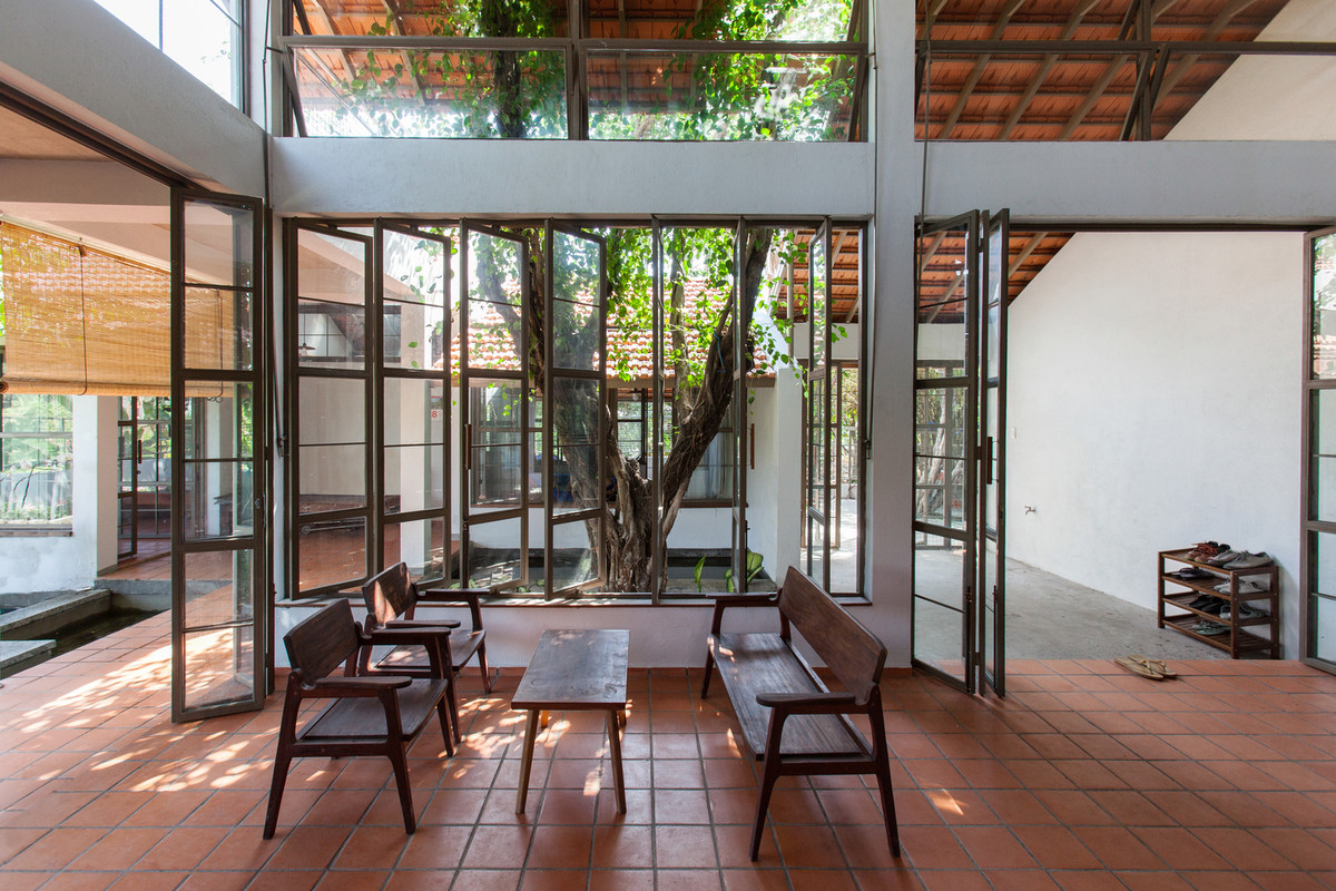 Nhà được chia làm ba gian, trong đó gian giữa là khu vực sinh hoạt chung và thờ tự. Hai gian bên là khu vực nghỉ ngơi của các thành viên. Ảnh: k59 atelier