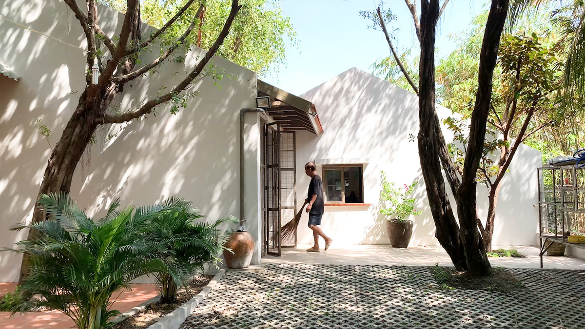 Tọa lạc tại TP. Thuận An (Bình Dương), ngôi nhà được xây dựng trên diện tích đất 234m2. Do dịch COVID-19 bùng phát nên thay vì khu đất độc lập ban đầu, chủ đầu tư lựa chọn xây dựng ngôi nhà ngay trong khu vực sân vườn của quán ăn. Ảnh: k59 atelier