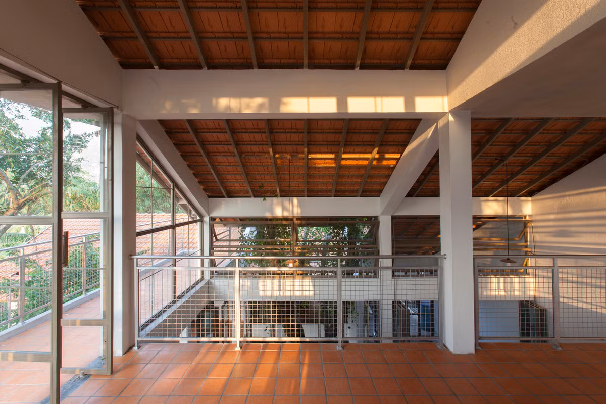 Việc sử dụng nhân công địa phương với kỹ thuật xây dựng truyền thống và cửa làm thủ công giúp giảm chi phí. Ảnh: k59 atelier