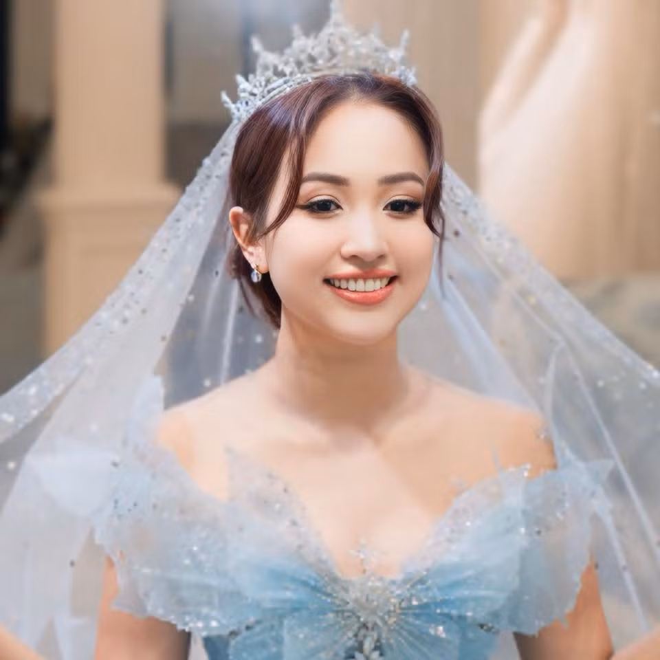 Trong đám cưới, Vân Hugo diện chiếc váy giá 600 triệu đồng, đính hàng chục nghìn viên pha lê, đá Swarovski - ngọc trai. Ảnh: Đời sống &amp; Pháp luật