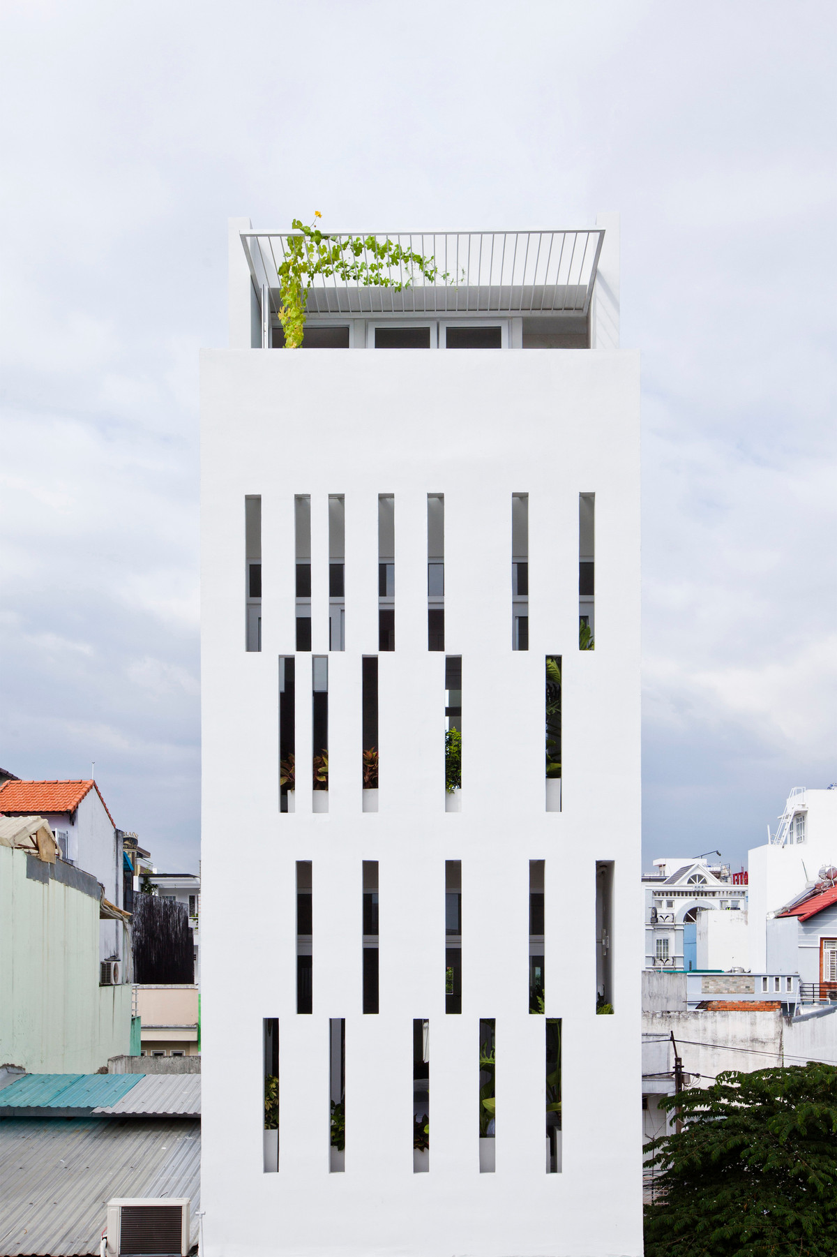  Ngôi nhà nằm trên khu đất rộng 60m2 trong khu tái định cư có kiến trúc tổng hợp lộn xộn và tự phát tại quận 7 (TP HCM). Ảnh: Hiroyuki Oki