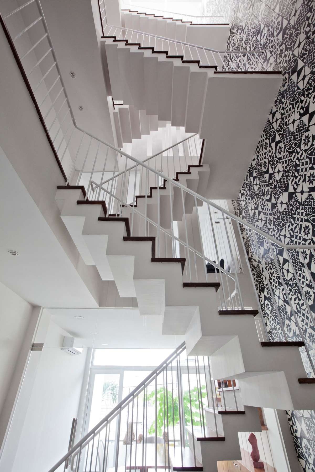 Gió vào nhà từ hai phía trước sau, đi qua các phòng thông qua bức tường khe rỗng đến khắp mọi nơi trong nhà. Ảnh: Hiroyuki Oki