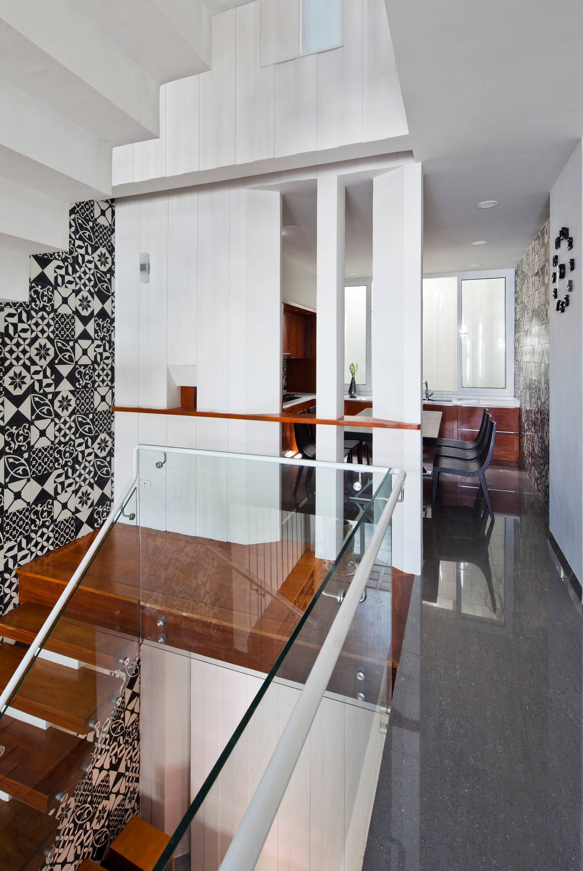 Công năng sử dụng của căn nhà vừa có văn phòng bên dưới, vừa có nơi ở của cặp vợ chồng và con nhỏ bên trên. Ảnh: Hiroyuki Oki