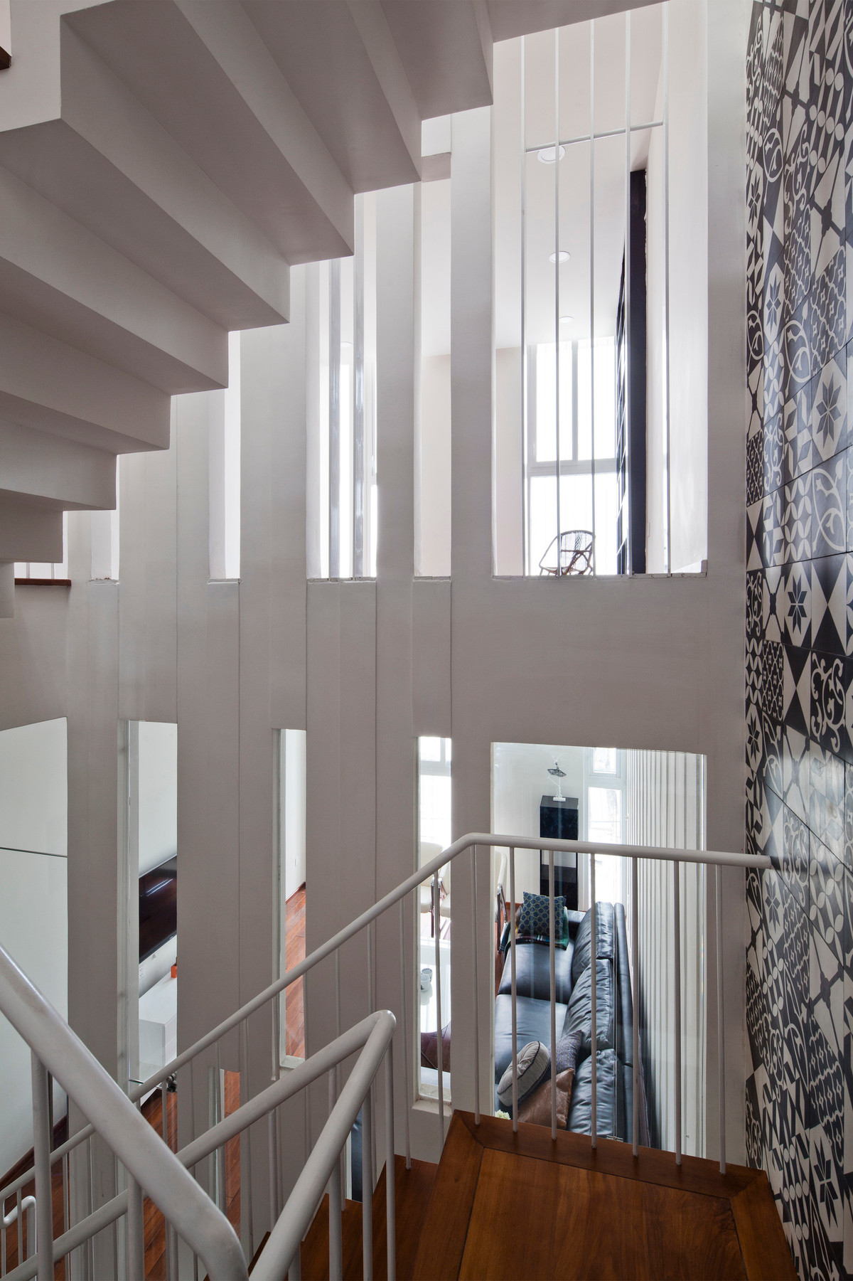 Nhờ thiết kế xen kẽ qua nhiều tầng lớp, ánh sáng vào nhà hoàn toàn gián tiếp với cường độ thích hợp ở mọi không gian, lan tỏa khắp nơi đến từng góc phòng. Ảnh: Hiroyuki Oki