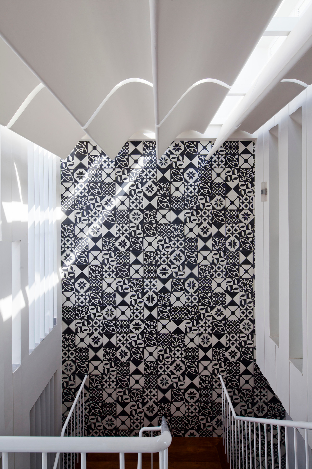 Không gian giếng trời còn được sử dụng với mục đích lấy gió mát từ thiên nhiên để điều hòa không khí cho nhà phố. Ảnh: Hiroyuki Oki