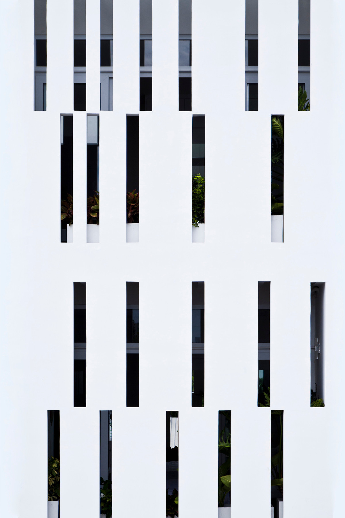 Giải pháp đưa ra là bức tường xây được thiết kế những khe thông thoáng với chiều rộng 13cm để sử dụng làm vỏ bao bọc và ngăn chia không gian theo nhu cầu sử dụng của các thành viên trong nhà. Ảnh: Hiroyuki Oki