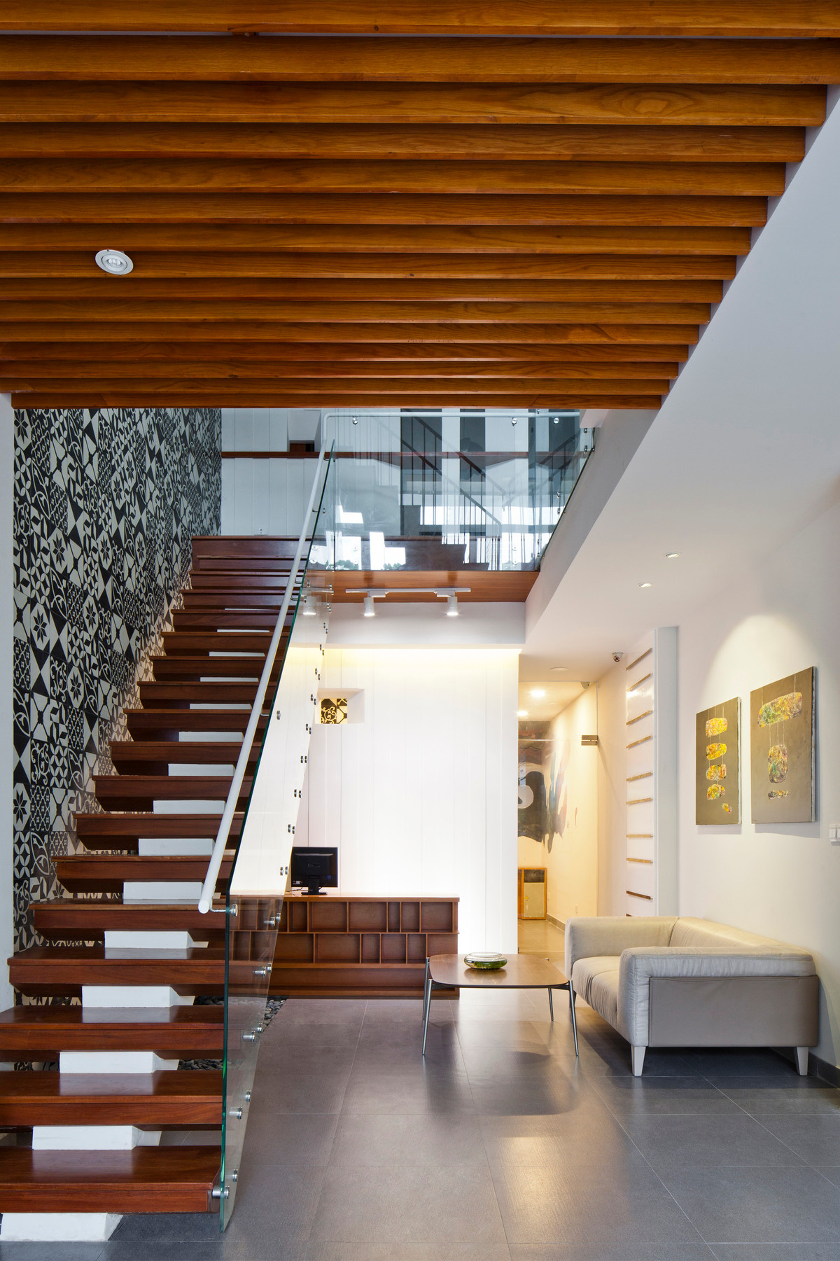 Nội thất được bày biện đơn giản, không quá cầu kì và lấy gam màu trắng chủ đạo. Ảnh: Hiroyuki Oki