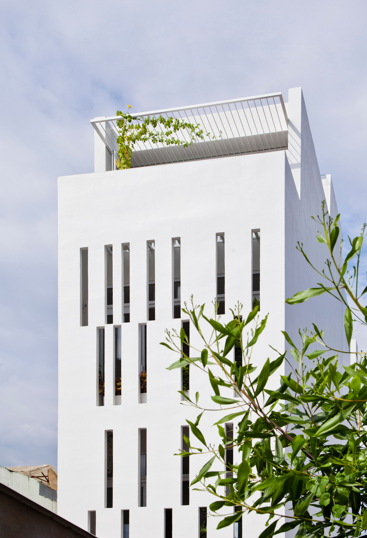 Hơn nữa, các hệ lam nhôm đứng có tác dụng thông thoáng và đưa ánh sáng gián tiếp đến các không gian ở cả hai hướng. Ảnh: Hiroyuki Oki