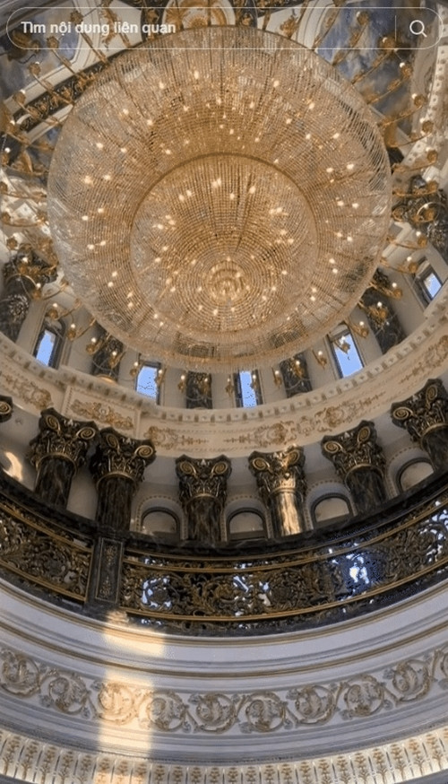 Mái vòm gây ấn tượng với bộ đèn chùm "khổng lồ", kéo dài đến 2 tầng nhà. Ảnh: giang.tran009, @traibac.ninh