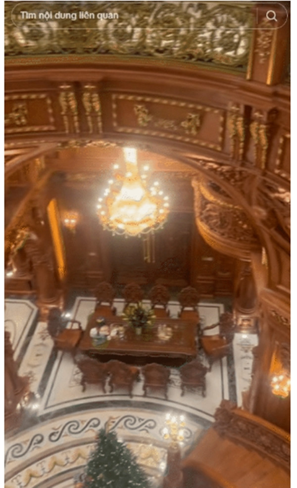 Không gian tầng 1 được gia chủ bố trí toàn gỗ quý. Ảnh: @traibac.ninh