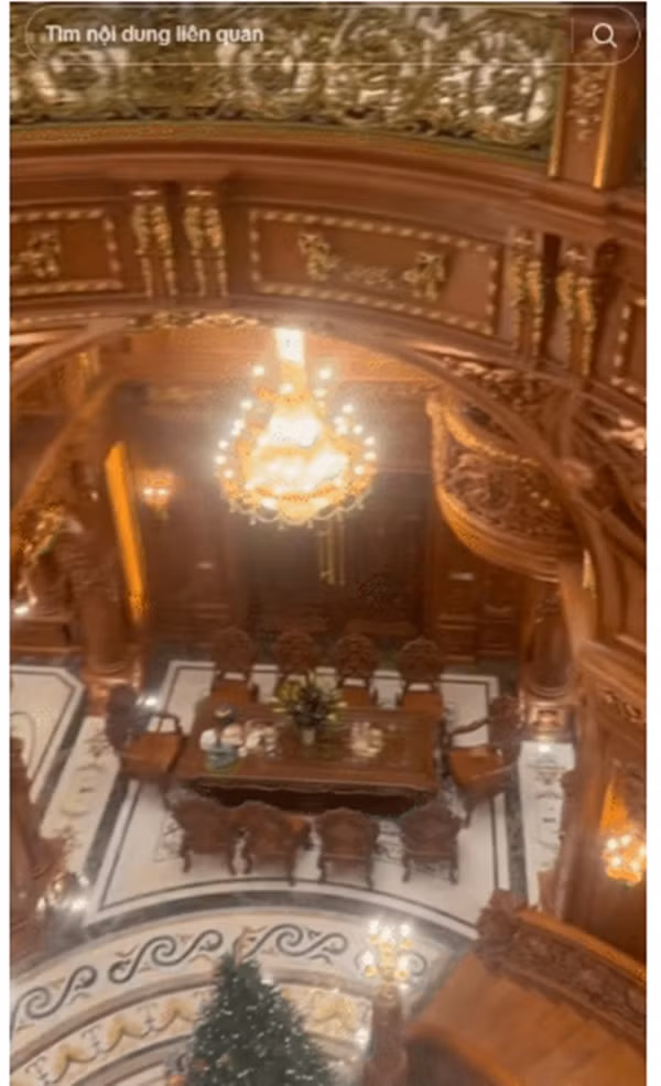 Không gian tầng 1 được gia chủ bố trí toàn gỗ quý. Ảnh: @traibac.ninh