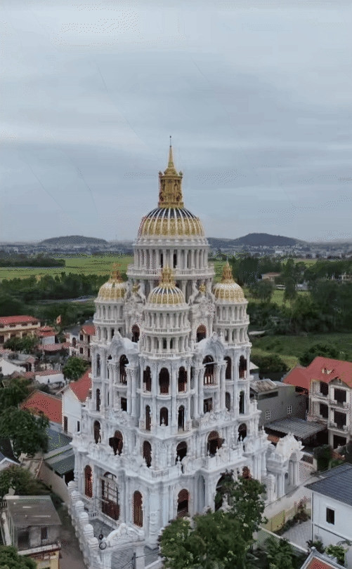 4 phần mái vòm phụ bao quanh phần chóp làm tăng độ xa hoa và đẳng cấp cho công trình. Ảnh: @thuannguyen111196