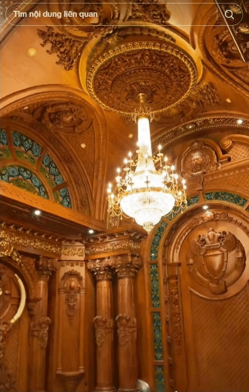 Từ bàn ghế, cầu thang... đến trần nhà và tường bao quanh đều được phủ gỗ với tông màu nâu trầm ấm áp. Ảnh: @denledhuyenkhang