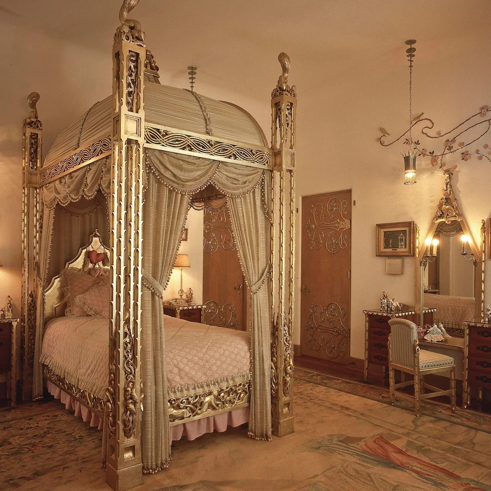 Phòng ngủ như trong cung điện. Ảnh: Splash New