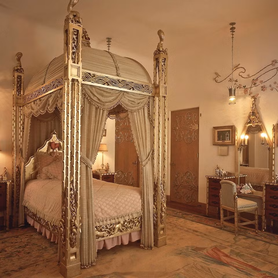 Phòng ngủ như trong cung điện. Ảnh: Splash New