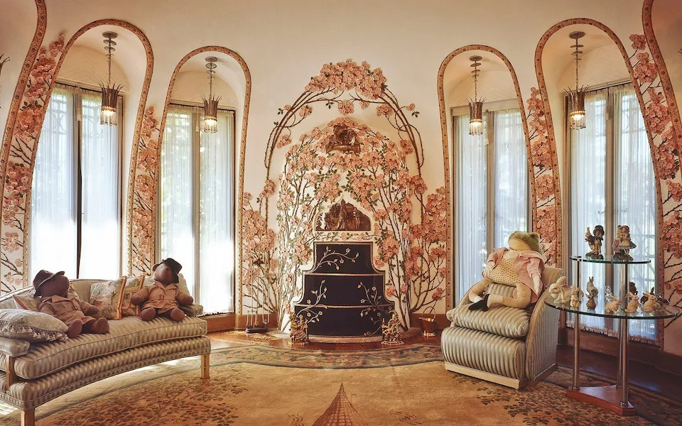 Phía trên lò sưởi trang trí đẹp mắt.Ảnh: Splash New