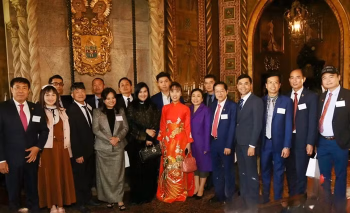Theo Cổng Thông tin Chính phủ, Chủ tịch CTCP Hàng không Vietjet Nguyễn Thị Phương Thảo đã có cuộc gặp gỡ các đối tác chiến lược từ nhiều nơi trên thế giới tại dinh thự Mar-a-Lago của Tổng thống đắc cử Mỹ Donald Trump trong sự kiện “Friends of Vietnam Summit” từ 9-11/1. Ảnh: VJC