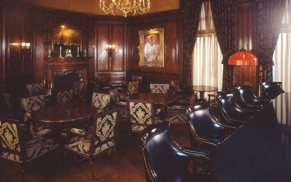 Ghế bành bọc da trong thư viện. Ảnh: Telegraph