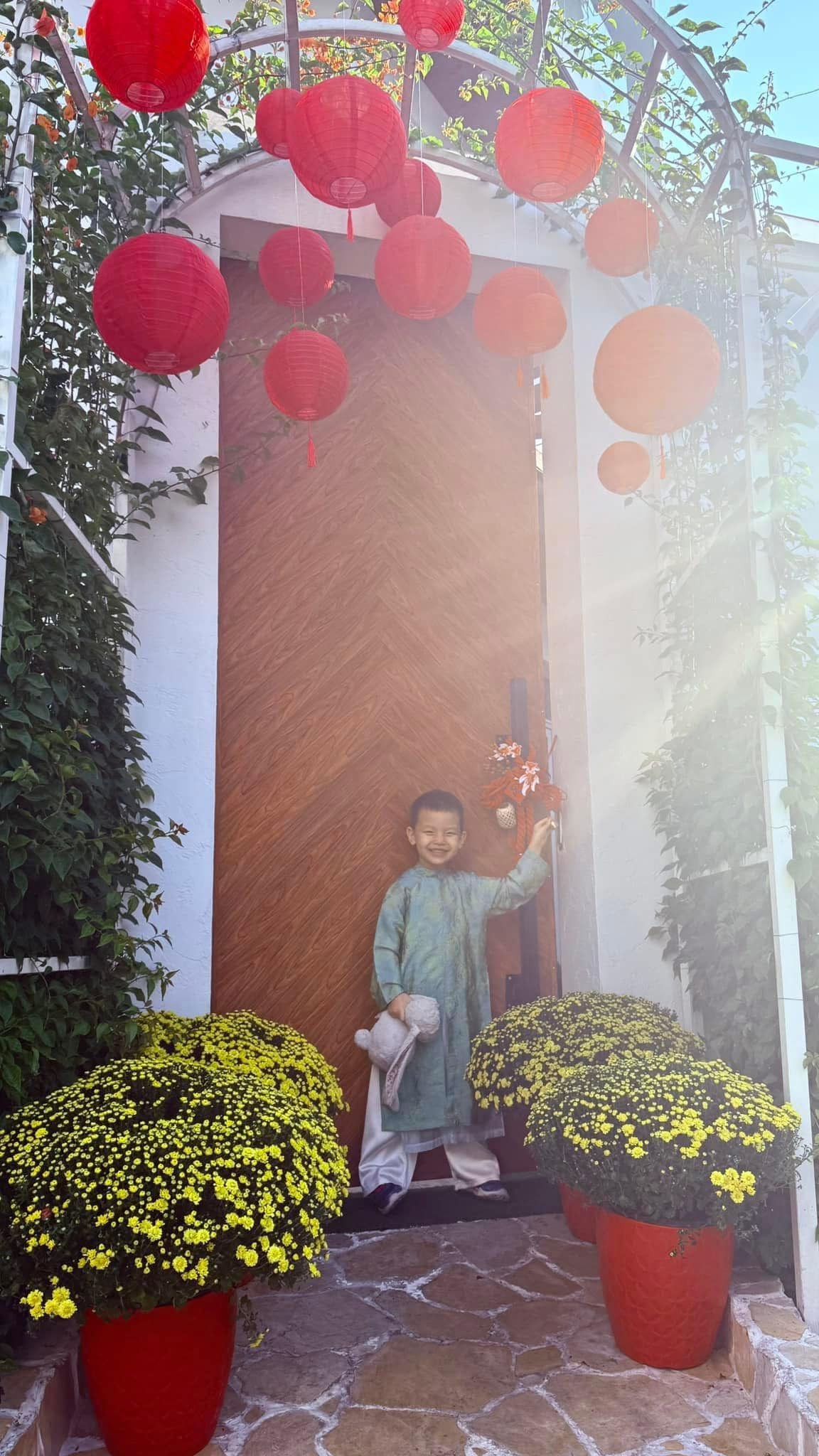 Do diện tích mặt tiền rộng rãi nên Hồ Ngọc Hà dành nhiều tâm huyết và công sức để trang trí khu vực này. Ảnh: FBNV