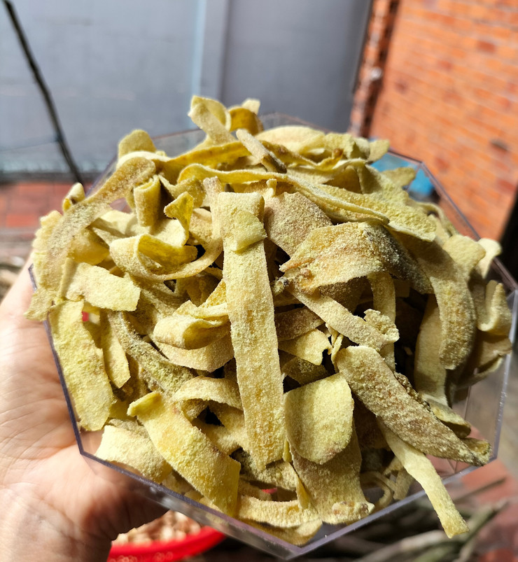 Trên thị trường, mứt rễ đinh lăng có giá khoảng 400.000 đồng/kg. Có thời điểm, mỗi cân mứt này giá 180.000 đồng/200gram (tức khoảng 900.000 đồng/kg). Ảnh: Người đưa tin