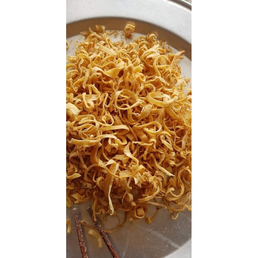 Công đoạn khó nhất khi làm mứt đinh lăng là làm sao miếng mứt vừa mỏng mà không dính tia gỗ của rễ. Ảnh: Baophunu