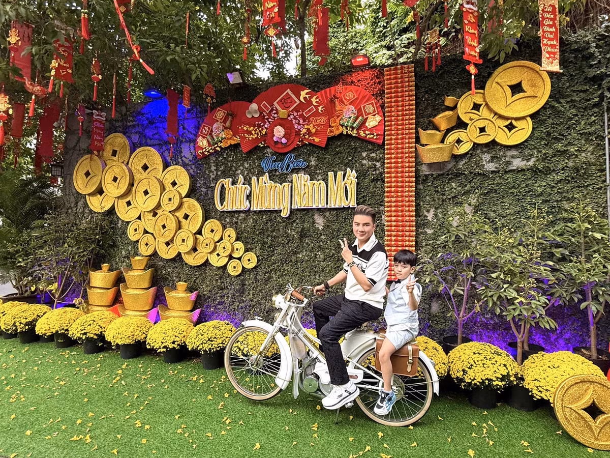 Đón Tết Ất Tỵ 2025, ca sĩ Đàm Vĩnh Hưng dành nhiều thời gian để trang trí căn biệt thự 60 tỷ tại quận 10 (TP HCM). Ảnh: FBNV