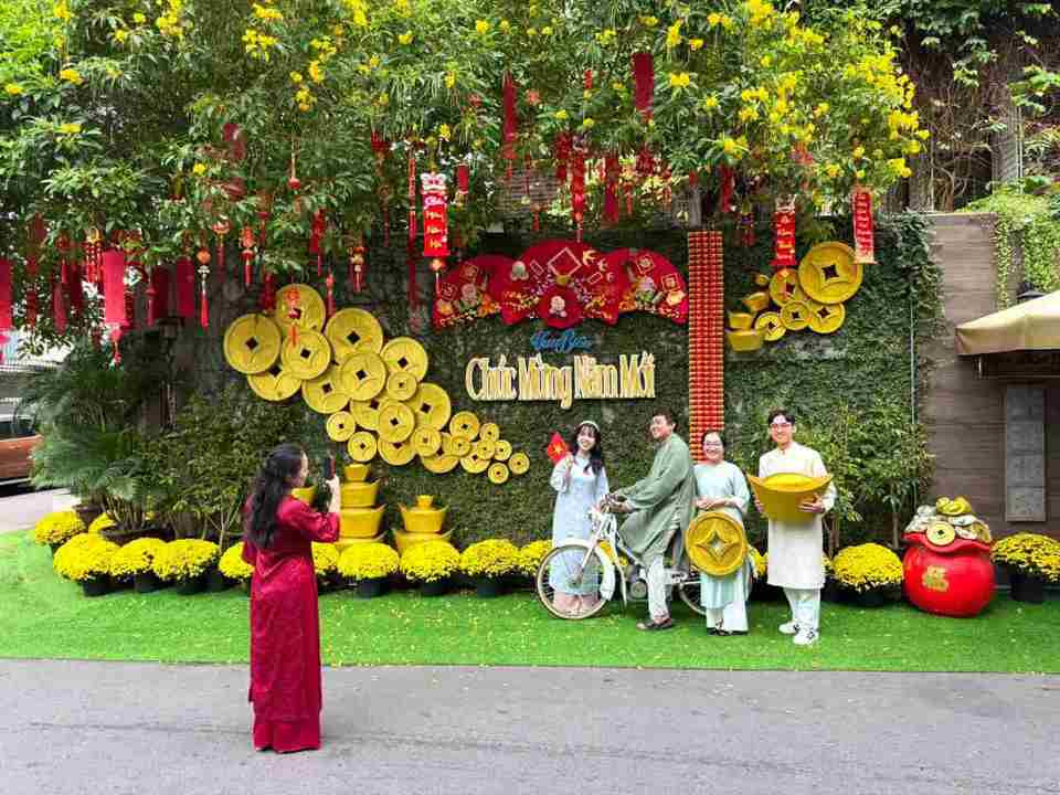 Khán giả chụp ảnh tại biệt thự của Đàm Vĩnh Hưng. Ảnh: Kinhtedothi