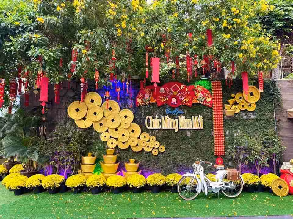 Mr Đàm còn thuê một đơn vị thi công tiểu cảnh ngay trước nhà cho mọi người có nhu cầu chụp hình Tết. Ảnh: Kinhtedothi