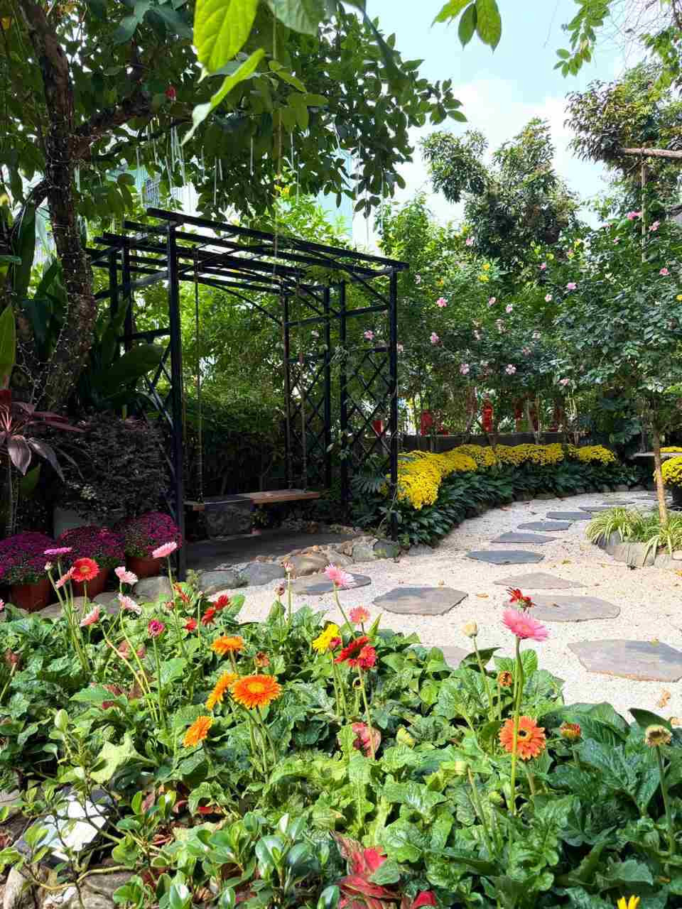 Các lối đi trong nhà cũng ngập tràn sắc hoa. Ảnh: Kinhtedothi