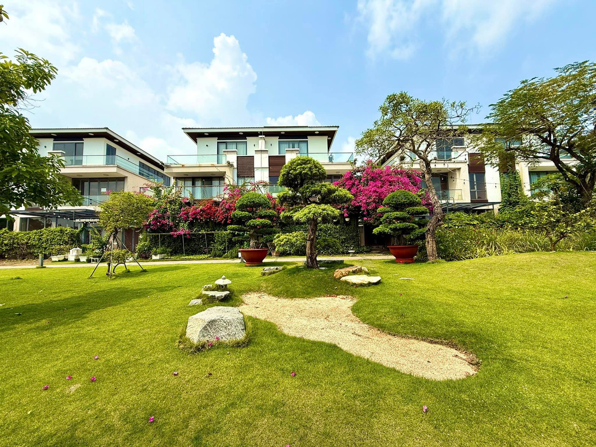 Nam ca sĩ cho biết đã dành nhiều tâm huyết để chăm sóc từng gốc cây, từng khóm hoa trong khu vườn. Ảnh: FB Cao Thái Sơn