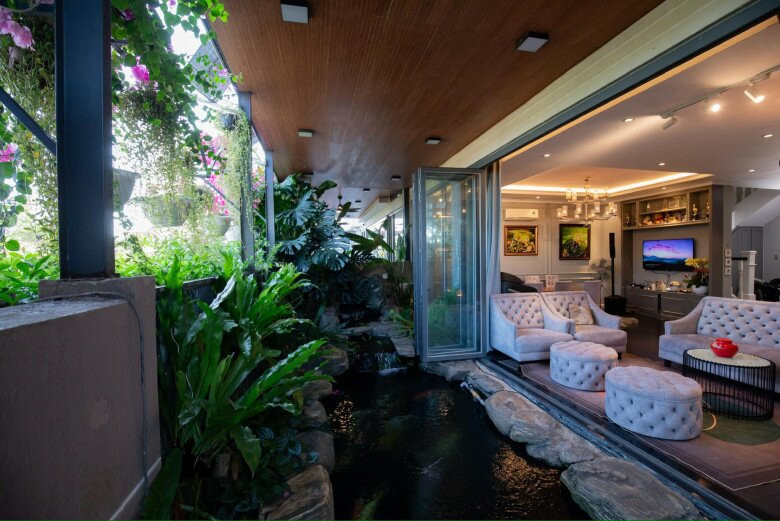 Hồ cá kết hợp thác nước nhân tạo, tạo âm thanh róc rách thư giãn. Ảnh: FB Cao Thái Sơn