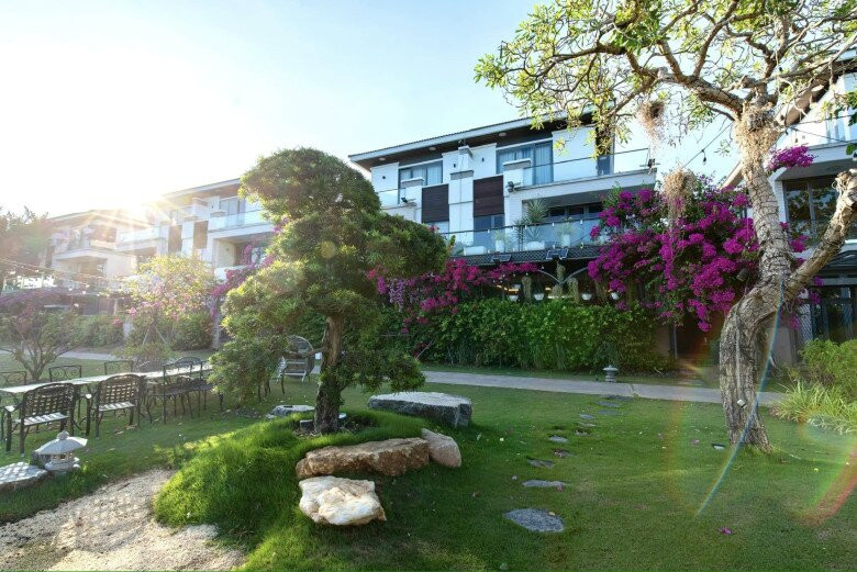 Ánh hoàng hôn len lỏi qua tán cây trong vườn tạo khung cảnh vô cùng thơ mộng. Ảnh: FB Cao Thái Sơn