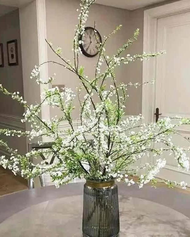 Dù bông hoa tuyết mai rất nhỏ nhưng lại mọc dọc cành lá với mật độ dày đặc nên nhìn tổng thể rất xum xuê. Ảnh: FB Hoa hồng ngoại 2018